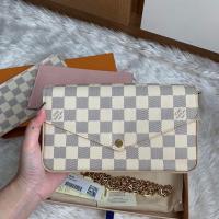ราคา Very new Lv Felicie azur crossbody ปี16 สภาพสวยมาก ยังใหม่เลยค่ะ หนังแข็ง มุมไม่ถลอก มีสายโซ่ crossbody ได้ (7810252706)
