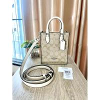 ราคา กระเป๋าสะพายข้าง มือสอง✌️ COACH NORTH SOUTH MINI TOTE IN SIGNATURE CANVAS CJ494 ลายซีสีขาว 5 นิ้ว ใส่โทรศัพท์ได้ (28755786086)