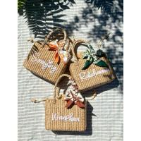 ราคา Box bags : name : Ribbon - กระเป๋าสานผักตบชวา ทรงกล่อง มี 3 ไซส์ ให้เลือก ออกแบบติดชื่อ+ผ้าผูกโบว์ (25872242651)
