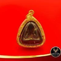 ราคา จี้พระ พระปิดตา หลวงพ่อแก้ว วัดเครือวัลย์ ชลบุรี เนื้อผงใบลาน เลี่ยมกรอบทอง ชุบเศษทองเยาวราช 100 % (11157078925)