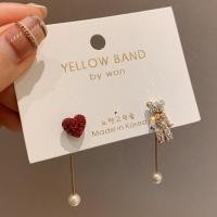 ราคา เกาหลีเกาหลีสีแดงหัวใจหมีต่างหู925เข็มเงินน่ารักรักไม่สมมาตรต่างหูเกาหลีรูปหัวใจสัตว์ต่างหู (40080554561)