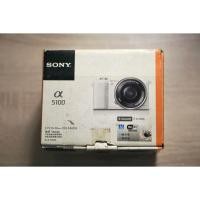 ราคา กล้อง Sony A5100 สีขาว พร้อม 2 เลนส์ kit + มือหมุน 35 mm F1.6 (19392339410)