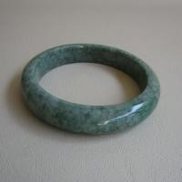 ราคา กำไลหยกพม่า Jadeite type A ขนาดวงใน 58.1mm กว้าง 13.1mm ทรงกลมท้องแบน สวมใส่ได้ทุกเพศ (40325449386)