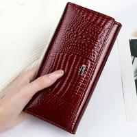 ราคา กระเป๋าสตางค์หนังแท้ผู้หญิง - กระเป๋าคลัทช์ลายจระเข้ยาวมีสไตล์พร้อม C หลายตัว (45259894774)