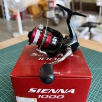ราคา รอกสปินนิ่ง Shimano Sienna เบอร์ 1000 / 2500HG (ของแท้ 100% มีประกัน) รอกครูยอดฮิต ลื่น ทนทาน ตีเหยื่อปลอม สปิ๋ว (51660492470)