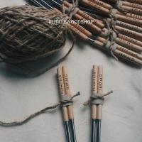 ราคา Handmade chopsticks ตะเกียบสลักชื่อฟรี ด้ามไม้โอ๊ค ให้เป็นของขวัญ ของชำร่วยงานแต่ง รับผลิตจำนวนมาก (7387661174)