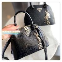 ราคา Guess Factory Maddy Dome Womens Top Handle Sling bag กระเป๋าสะพายไหล่ กระเป๋า Satchel (22868980047)