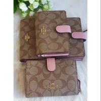 ราคา พร้อมส่ง coach#F23553 ♦️กระเป๋าสตางค์2พับ สีชมพูสวยยยยค่ะ ราคาใต้โพสค่ะ (7301938384)