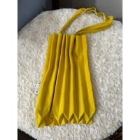 ราคา issey trunk pleats สีเหลือง small ของแท้ สภาพใช้งาน (26157714211)