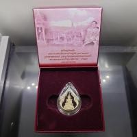 ราคา พระแก้วมรกต ภปร ( รุ่นแรก ) ฉลองครบ 75 พรรษา รัชกาลที่9 เนื้อเงิน พิมพ์หยดน้ำ ปี2545 พร้อมกล่องเดิม (29694654046)