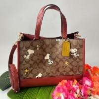 ราคา กระเป๋าสะพายข้างทรงโทส CE862 Coach X Peanuts Dempsey Carryall In Signature Canvas With Snoopy Woodstock Print (23289798978)