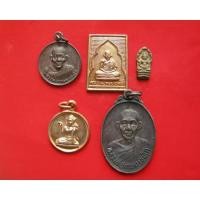 ราคา พระชุดครบชุด 5 องค์ หลวงพ่อเกษม เขมโก รุ่นชนะศึกชายแดน ปี 2528 พร้อมกล่องเดิม พบเห็นน้อย (13505878107)