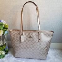 ราคา Coach Tote Zip 16" สีแพลตตินั่มสวยหรูมากก (15085660617)