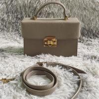 ราคา กระเป๋า charles&keith แท้ไม่มี อปก. ออกช๊อป ไม่เฮ้าเล๊ต ตำหนิที่เปิดซีด (8267832789)