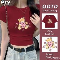 ราคา NFV เสื้อยืดเซ็กซี่แฟชั่นสไตล์เกาหลีลายหมีถือลูกหัวใจ เสื้อยืดคอกลมทรงเข้ารูป ใส่แล้วดูผอม เรียบง่า (42467232577)