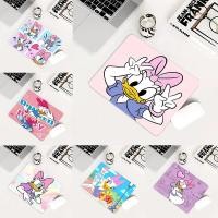 ราคา Disney Daisy Duck Mousepad Gaming Mouse Pad แผ่นรองเมาส์ขนาดเล็กสําหรับ PC Gamer เดสก์ท็อปตกแต่งสํานักงานแผ่นรองเม้าส์ Deskmat พรม (43655952662)