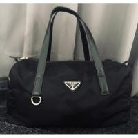 ราคา [มือสอง]PRADA ของแท้100%สภาพใช้น้อยผ้าร่ม signature PRADA จุของได้เยอะมากทรงนี้ใช้ได้ทั้งผู้ชายและผู้หญิงขนาด 12x7x7นิ้ว (11207666546)