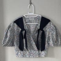 ราคา lyn around เสื้อครอปลายดอกติดโบว์สีดำ size S (12909352745)