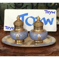 ราคา ของเก่า ชุดเครื่องปรุงขวดเกลือ พริกไทยพร้อมถาดรองลายเทพพนม ทองเหลืองลงยาสีฟ้าขาว สภาพสวยสมบูรณ์ (20736572488)