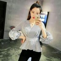 ราคา เสื้องานป้าย SARA ดีไซน์คอวีไขว้หน้า แขนพอง ชายระบาย สวยเหมือนแบบ (803224665)