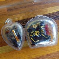 ราคา ของเก่าของสะสมเครื่องรางไม่ทราบที่ พร้อมกรอบกันน้ำเก่า ได้ 2 ชิ้นตามภาพ (8873491765)