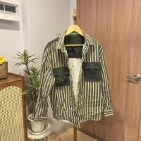 ราคา เสื้อคลุมยีนส์ผู้ชายเสื้อแจ็คเก็ตผู้ชายแต่งลายทางสีเขียวทหารกระเป๋าใช้งานได้จริงอก 52 นิ้ว (44908276807)