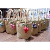 ราคา กระเป๋า กระเป๋าสานผักกระจูด แถมพวงกุญแจดอกแดงน่ารัก สำหรับใส่ของน่ารักๆ หรือใส่แก้วเยติขนาดประมาณ 30 ออนซ์ (6501484549)