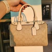 ราคา แท้ มีรอยตำหนิจากใช้งาน หมอน 9 นิ้ว Coach Signature Mini Bennett Satchel J1647 F58312 กระเป๋าสะพายใบเล็ก (24909386655)