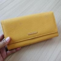 ราคา มีตำหนิ กระเป๋าสตางค์ Franco Valentino ของแท้ มือสอง 19.5*11 ซม. สีเหลือง กระดุม ข้างในมีช่องซิป (56000232287)