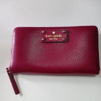ราคา กระเป๋าสตางค์ kate spade รุ่น WLRU1153 red plum ซิปรอบ หนังทั่งใบ สวยหรู ดูดี มากๆ มีใบเดียว แท้100% (1422060035)
