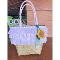 ราคา กระเป๋าสานกระจูดพู่ดอกทานตะวันแต่งระบายลูกไม้สีชมพู (21212598438)