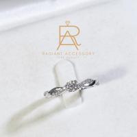 ราคา แหวนเงินแท้เม็ดชูฝังเพชร Moissanite 0.3 กะรัต ทรงกลม ก้านลายถักฝังบ่าข้าง ชุบทองคำขาว (41103366536)