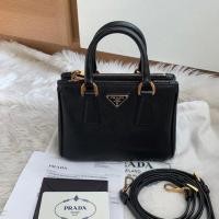 ราคา Like new Prada saffiano mini สีดำ ปี15 สภาพสวย ขอบมุมไม่ถลอก อะไหล่ทอง ภายในสะอาด อุปกรณ์ : การ์ด สายสะพาย ใบเสร็จ ค่ะ (2057534330)
