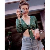 ราคา Total look ที่แซ่บที่สุดค่า เสื้อแขนยาวผูกเอวลายจุดใส่กับอะไรก็สวย มี3สี เขียว ขาว แดง อก 32-36 ราคา170บาท (5616791726)