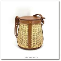 ราคา พร้อมส่ง Rattan bucket shoulder bag กระเป๋าหวายสานและหนัง สายสะพายหนังปรับความสั้นยาวได้ ถือได้สะพายได้ (3460420131)