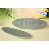 ราคา ป้ายหนังแท้ แฮนด์เมด 2 ชิ้น DIY Handmade Label ตกแต่ง กระเป๋าควิลท์ งานผ้า งานฝีมือ รูปวงรี ลายจักร (LP 002 - C04 เทา) (3480536944)
