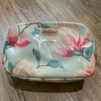 ราคา กระเป๋าใส่ของ กระเป๋าใส่เครื่องสำอาง Cath Kidstons กว้าง 6.5 สูง 4 ก้นกว้าง 2.5 นิ้ว ราคา 190 บาท (27344587099)