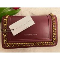 ราคา Charles & Keith กระเป๋าสะพายข้างผู้หญิง แท้ พร้อมป้าย | สีแดงไวน์ สายโซ่ทอง หรูหรา คลาสสิก (41817914713)