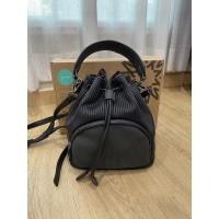 ราคา กระเป๋าทรงขนมจีบ ยี่ห้อ Just in case ขนาด 8.5” ราคา 590 บาท (12492219174)