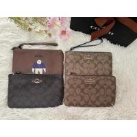 ราคา |ส่งฟรี ไม่ใช้โค้ด| Coach คล้องมือ 1ซิป L แท้ (8664986463)