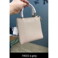 ราคา Dila SP สีเทาช้าง กระเป๋าแฟชั่น 119022 (29550315225)