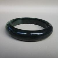 ราคา กำไลหยกพม่า Jadeite type A ทรงกลมท้องแบน ขนาดวงใน 58.8mm กว้าง 14.2mmสวยงามสวมใส่ได้ทุกเพศ (56062775649)