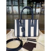ราคา Used like new ‼️ Prada saffiano lux 25 (two-tone) (23449037826)