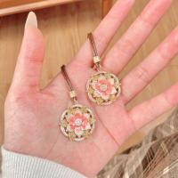 ราคา สินค้าใหม่พร้อมสต็อก {บัวสีชมพู} ใหม่สไตล์จีนเงินบริสุทธิ์ทาสีทองเคลือบที่มีสีสันนูนดอกไม้ผ้าไหมโลตัสยาวสร้อยคอผู้หญิงจี้โซ่เสื้อกันหนาว20260617 (53862338813)