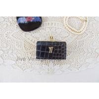 ราคา กระเป๋าปิ๊กแป๊กวินเทจ ใส่เหรียญ แบรนด์ Yuki Torii หนังแท้ ปั๊มลายจระเข้ แต่งเพชรตรงโลโก้ มือสองสภาพดีจากตู้ญี่ปุ่น (19110804597)