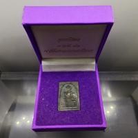ราคา พระพุทธโสธร เนื้อหยกแท้ หลังฝังโค๊ตแผ่นทองคำ รุ่นประวัติศาสตร์ วัดโสธรวรารามวรวิหาร จ.ฉะเชิงเทรา ปี 2543 พร้อมกล่องเดิม (48708089277)