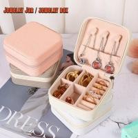 ราคา jewelry jar กล่องเครื่องประดับ หนัง PU ผ้ากำมะหยี่ กล่องกำมะหยี่ ขนาดกระทัดรัด แบบพกพา ขนาดเล็ก สำหรับใส่ต่างหู สร้อยคอ กล่องเก็บเครื่องประดับสไตส์เกา JewelryCaseBox (24743893311)