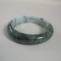 ราคา กำไลหยกพม่า jadeite type A ขนาดวงใน 58.1mm กว้าง 15.1mm ทรงกลมท้องแบน สวมใส่ได้ทุกเพศ (43206498514)