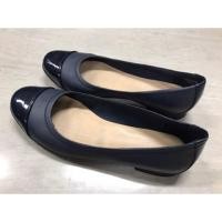 ราคา รองเท้าคัทชูหนังสีน้ำเงิน เล่นดีไซน์หนังแก้ว แบรนด์ Clarks มือ 2 สภาพดี (6316097327)