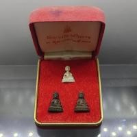 ราคา พระชัยวัฒน์เจ้าสัว (จ่อซั่ว) ชุด 3 องค์ เนื้อเงิน นวะ สัมฤทธิ์ สมเด็จพระญาณสังวร สมเด็จพระสังฆราช วัดบวรนิเวศวิหาร ปี 25 (20494147316)
